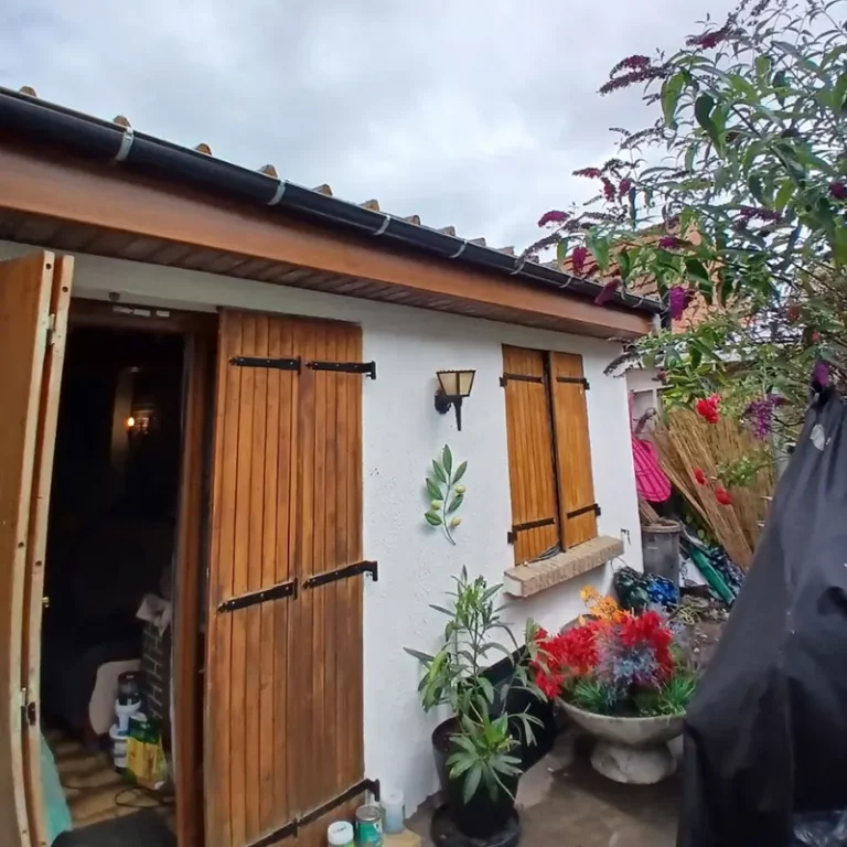 travau_de_pose_une_nouvelle_gouttiere_pvc_noire